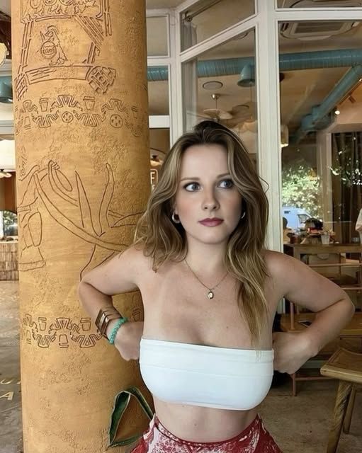 Melissa Rauch’s BlKlNl Pictures Leave Nothing To Imagination!